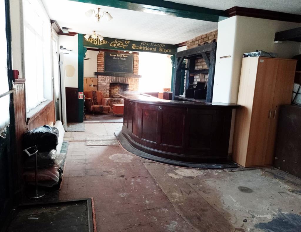 Lot: 84 - FORMER PUB WITH SEVEN LETTING ROOMS WITH POTENTIAL - Bar area